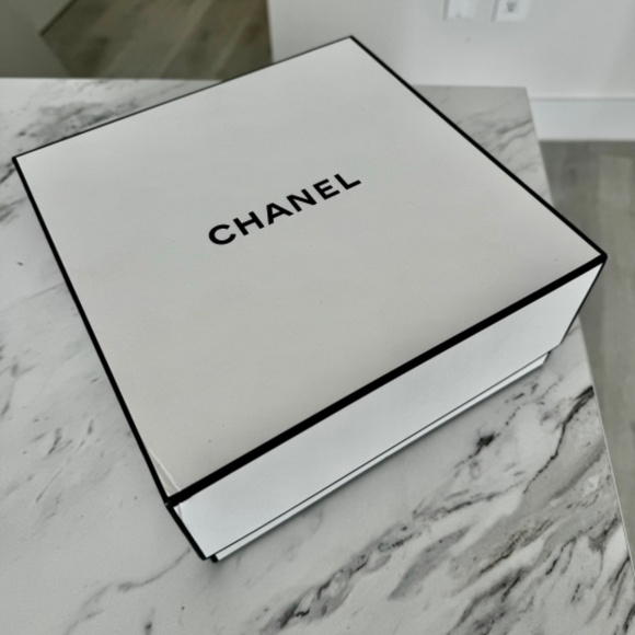 CHANEL spring/summer 2022 runway, look 1 - white bathing suit - Picture 6 of 9